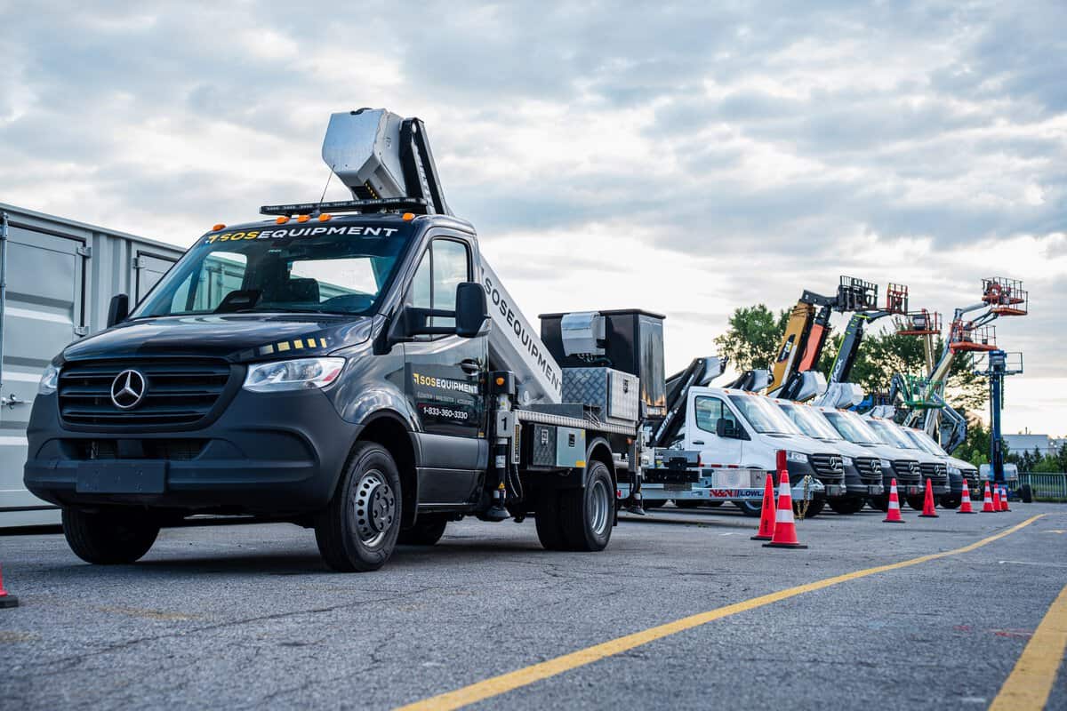 Flotte de camions-nacelles dans la cours de SOSEQUIPMENT