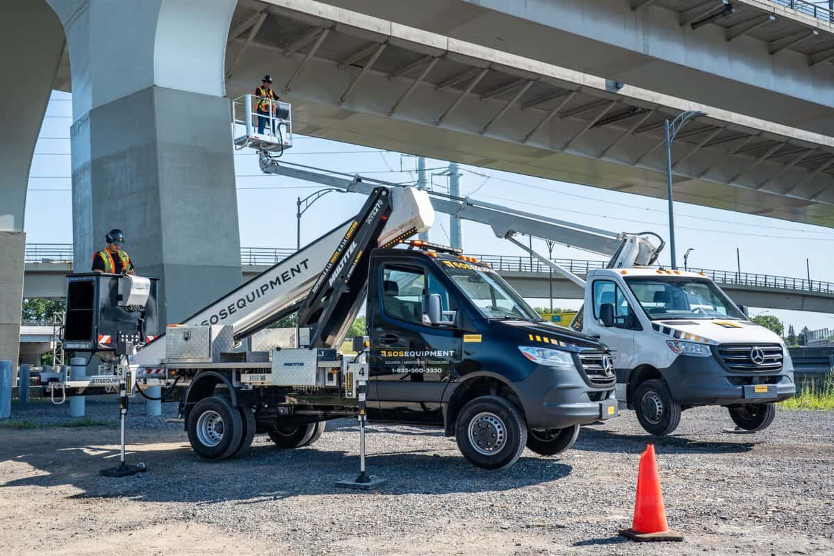 Camions-nacelles de SOSEQUIPMENT au travail sous le Pont Champlain de Montréal