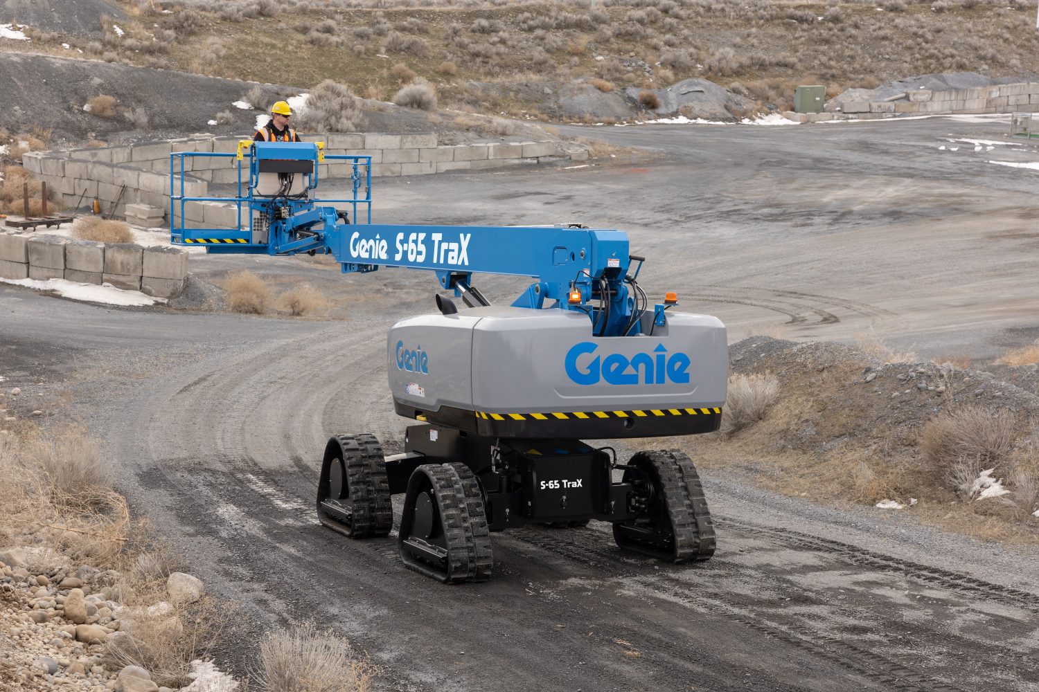 telescopic_lift_S_65_tra_X_genie_sosequipment_terrain_plat