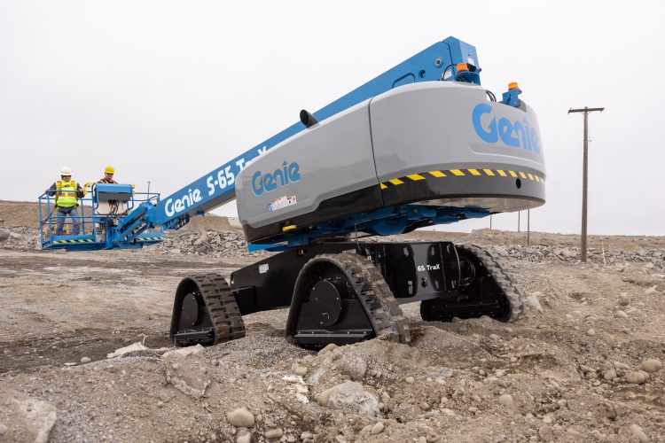 Genie S-65 TraX telescopic boom lift: how to choose the right solution for working at height on difficult terrain