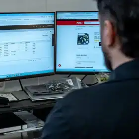 Poste de responsable des pièces et de l'approvisionnement - un homme recherche des pièces à l'ordinateur
