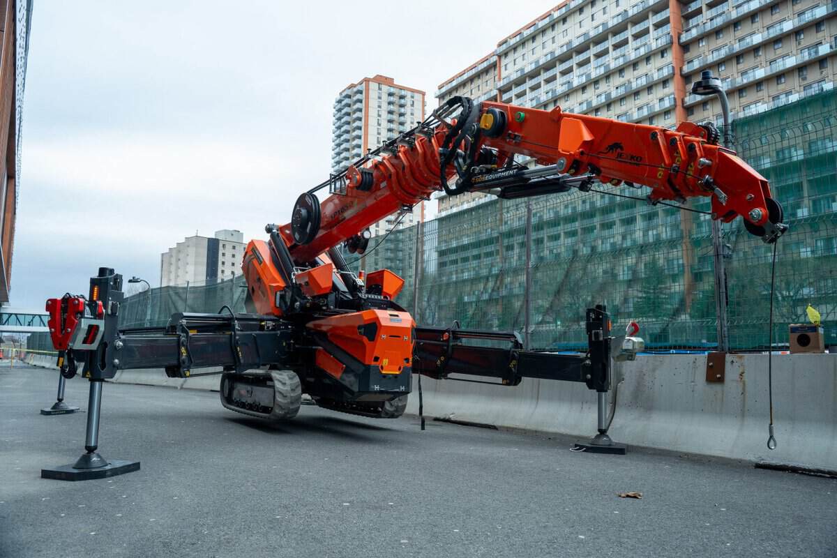 Vue rapprochée de la mini-grue sur chenilles JEKKO SPX650