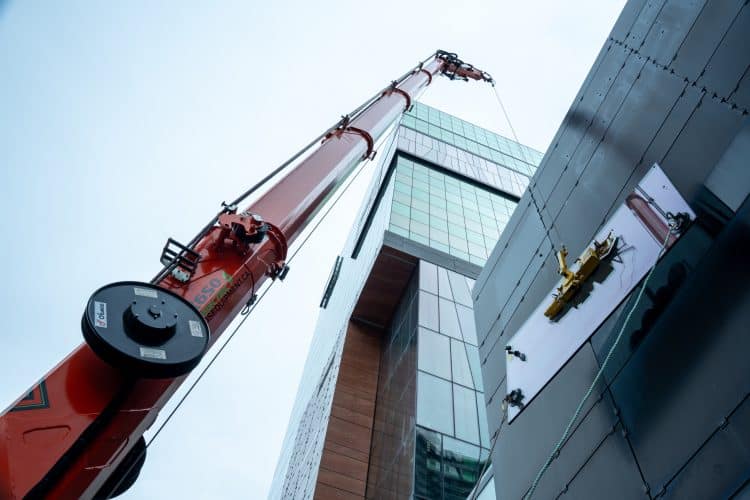Comment installer un vitrage lourd dans un espace restreint : étude de cas au métro Longueuil–Université-de-Sherbrooke