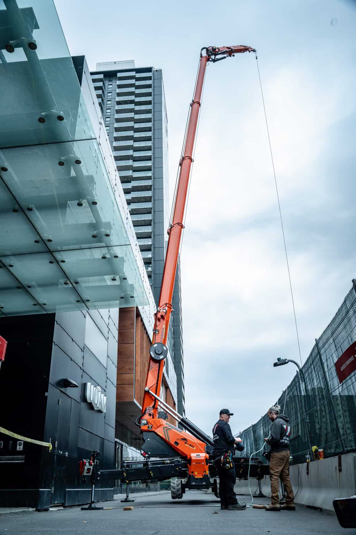 Mini-grue sur chenilles JEKKO SPX650 sur chantier urbain