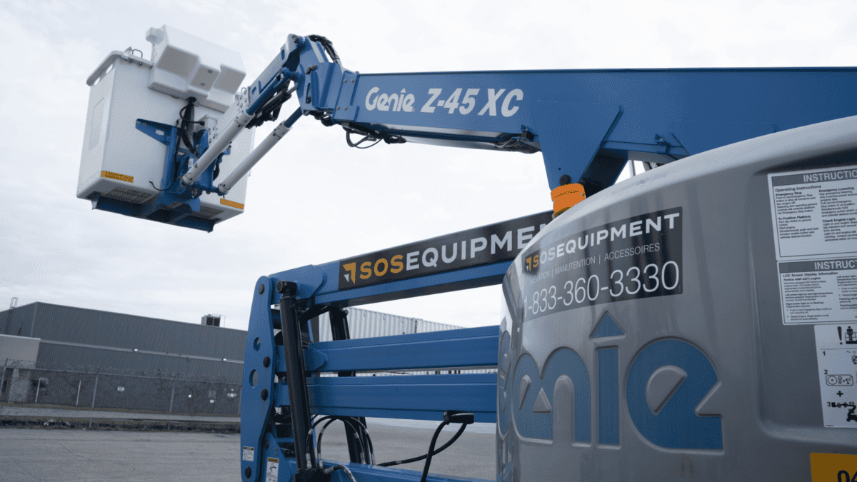 Vue arrière gauche de la Nacelle articulée isolée Genie Z-45 XC 45 pieds disponible chez SOSEQUIPMENT