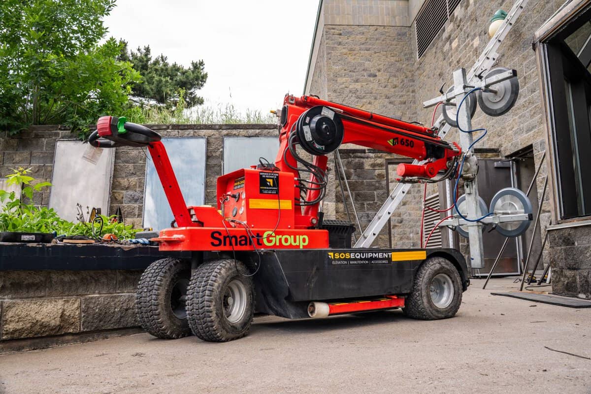 Le Smartgroup SG650 de SOSEQUIPMENT lors d'un remplacement des vitrages d'un solarium