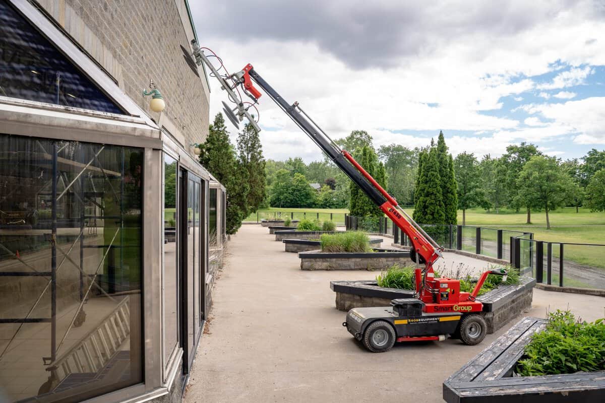 Vue éloignée du Smartgroup SG650 de SOSEQUIPMENT lors d'un remplacement des vitrages d'un solarium