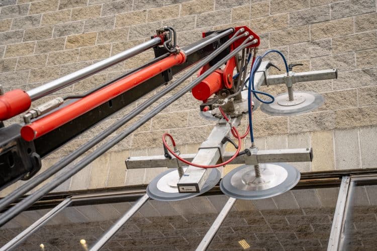 Vue des ventouses du Smartgroup SG650 de SOSEQUIPMENT lors d'un remplacement des vitrages d'un solarium