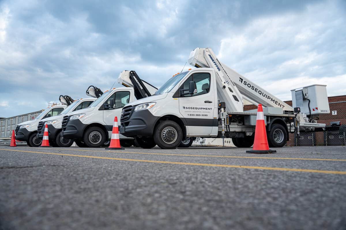 Camions-nacelles dans la cours de SOSEQUIPMENT