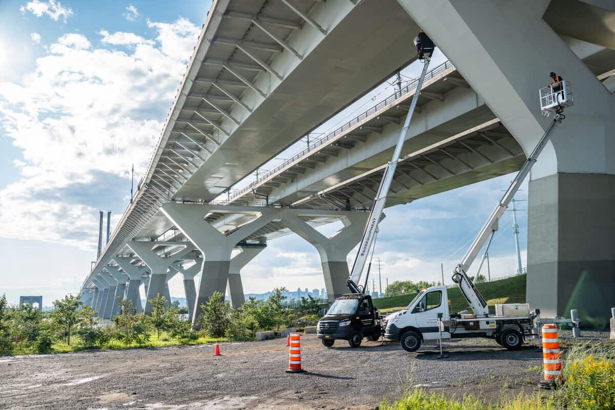 Camions-nacelles neufs déployés devant le pont Champlain