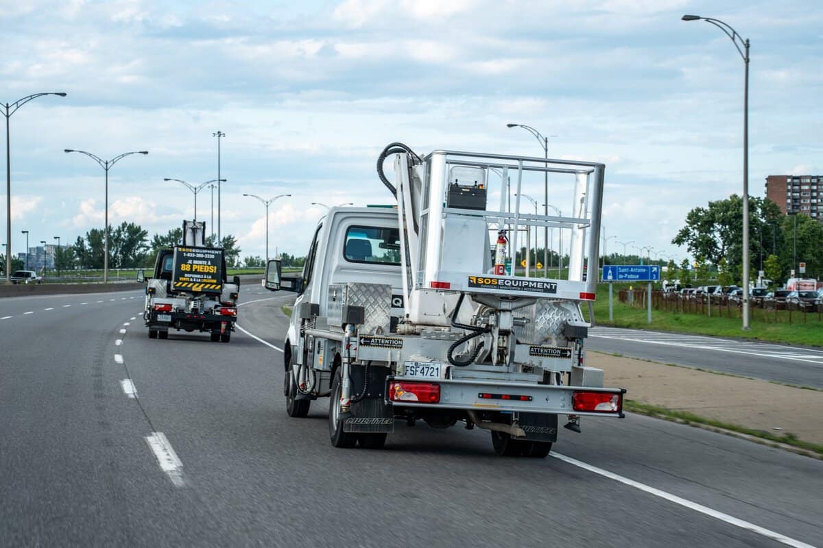 Camions-nacelles de SOSEQUIPMENT sur la route