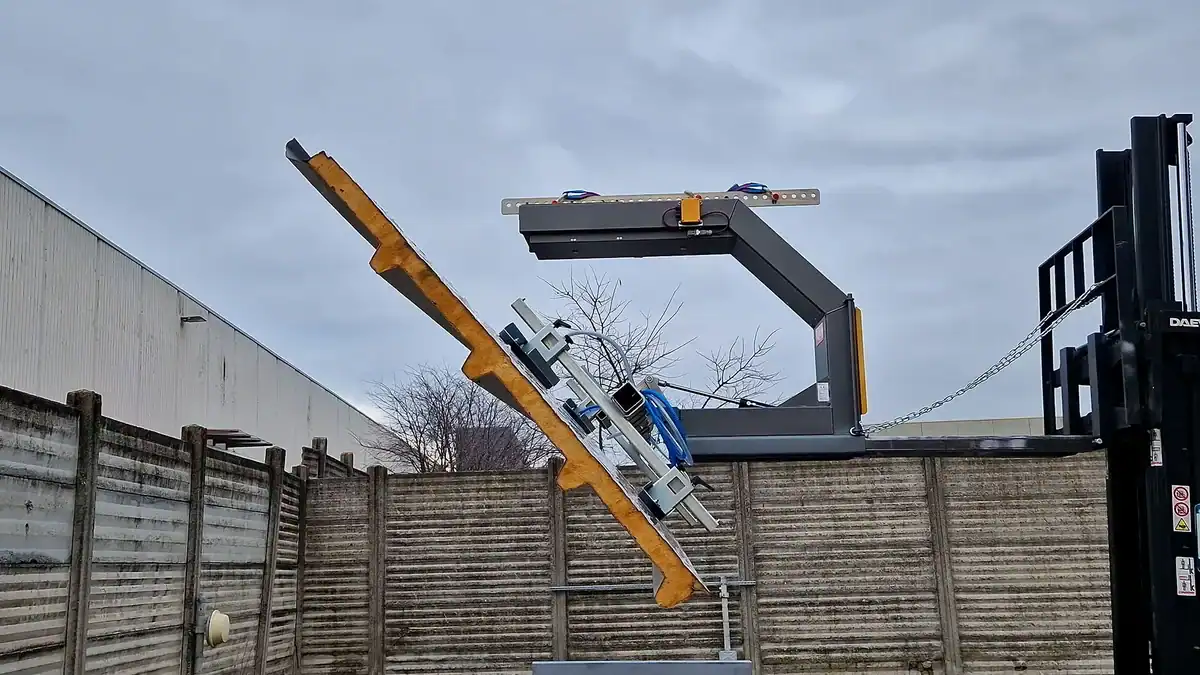 Righetti ROTO180 panel cladding paver at work with inclination